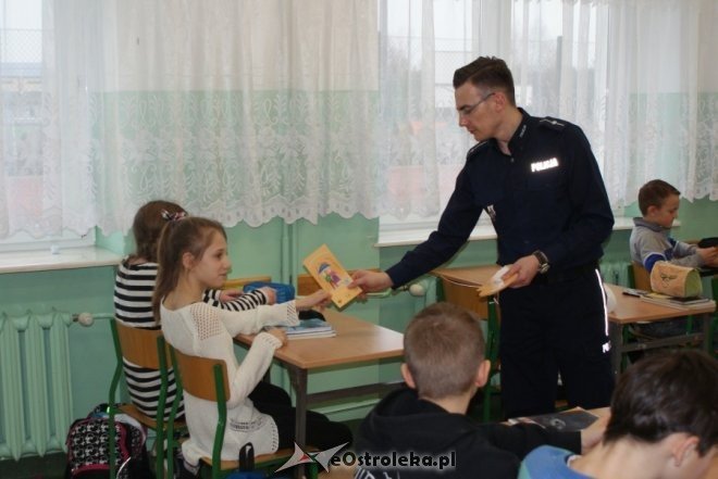 O bezpieczeństwie z uczniami Szkoły Podstawowej w Olszewo-Borkach [12.03.2015] - zdjęcie #1 - eOstroleka.pl