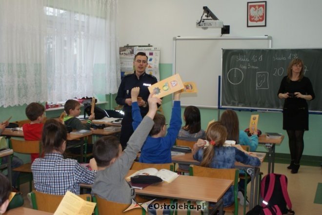 O bezpieczeństwie z uczniami Szkoły Podstawowej w Olszewo-Borkach [12.03.2015] - zdjęcie #3 - eOstroleka.pl