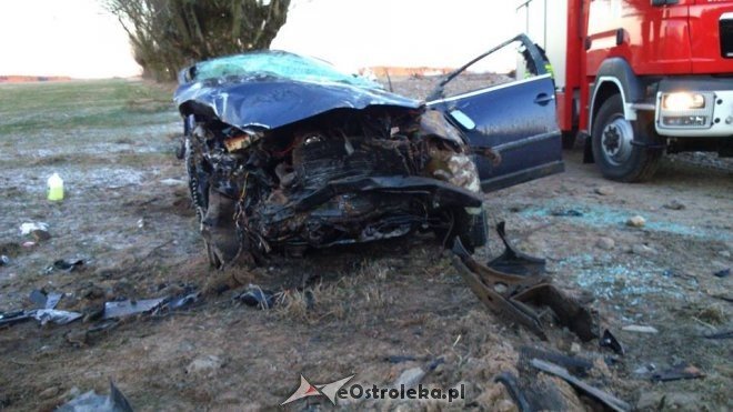 Wypadek w Tyszkach-Nadborach: Kierowca vw passata walczy o życie w szpitalu [ZDJĘCIA] - zdjęcie #1 - eOstroleka.pl