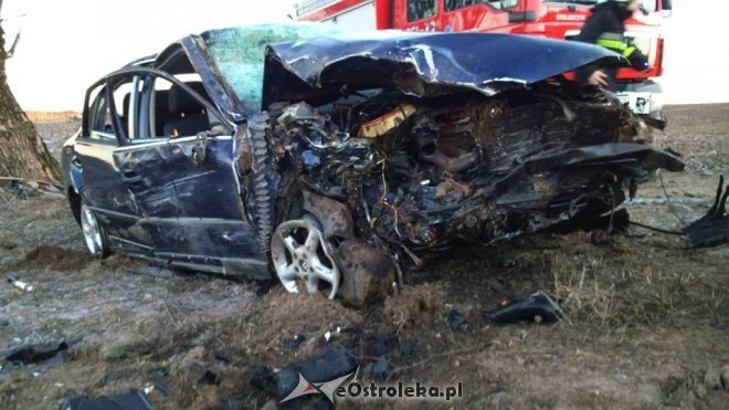 Wypadek w Tyszkach-Nadborach: Kierowca vw passata walczy o życie w szpitalu [ZDJĘCIA] - zdjęcie #2 - eOstroleka.pl