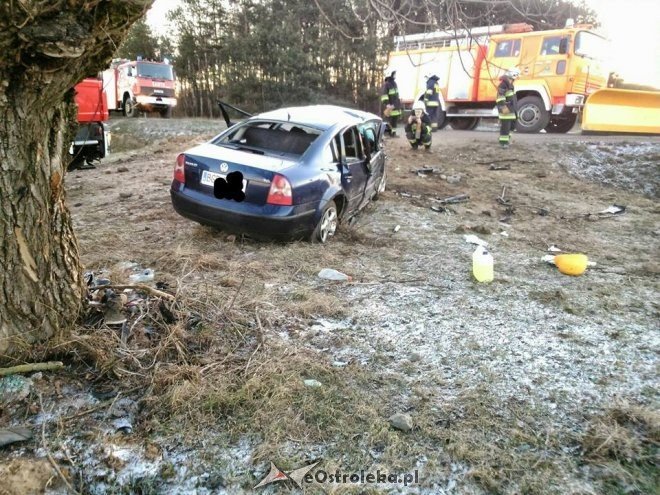 Wypadek w Tyszkach-Nadborach: Kierowca vw passata walczy o życie w szpitalu [ZDJĘCIA] - zdjęcie #9 - eOstroleka.pl