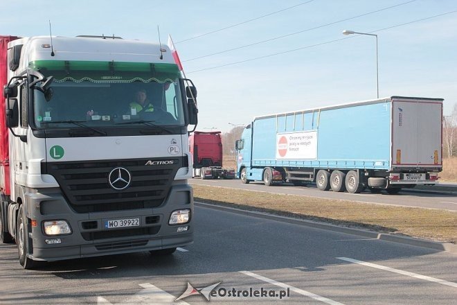 Transportowcy z Ostrołęki przez godzinę blokowali obwodnicę [23.03.2015] - zdjęcie #19 - eOstroleka.pl
