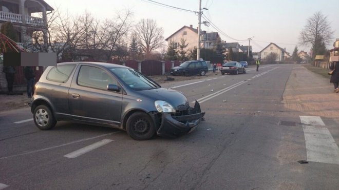 Zderzenie trzech aut w Łęgu Przedmiejskim [25.03.2015] - zdjęcie #3 - eOstroleka.pl