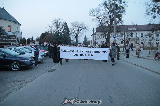 Marsz dla Życia i Rodziny 2015: Setki mieszkańców na ulicach Ostrołęki [ZDJĘCIA] - zdjęcie #4 - eOstroleka.pl