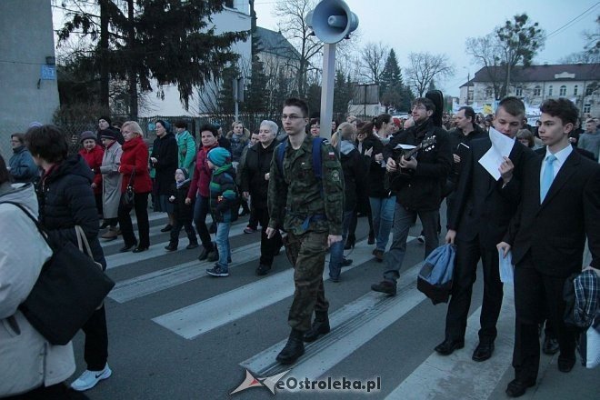 Marsz dla Życia i Rodziny 2015: Setki mieszkańców na ulicach Ostrołęki [ZDJĘCIA] - zdjęcie #17 - eOstroleka.pl