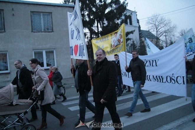 Marsz dla Życia i Rodziny 2015: Setki mieszkańców na ulicach Ostrołęki [ZDJĘCIA] - zdjęcie #34 - eOstroleka.pl