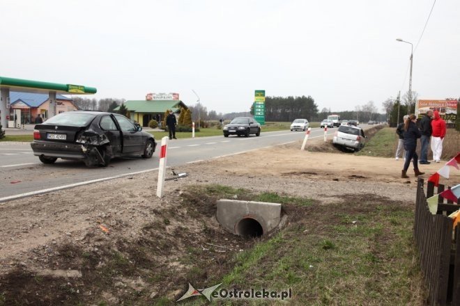 Antonie: Kolizja opla i bmw przy zjeździe do stacji paliw [29.03.2015] - zdjęcie #10 - eOstroleka.pl