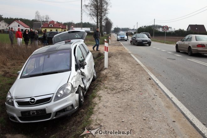 Antonie: Kolizja opla i bmw przy zjeździe do stacji paliw [29.03.2015] - zdjęcie #13 - eOstroleka.pl
