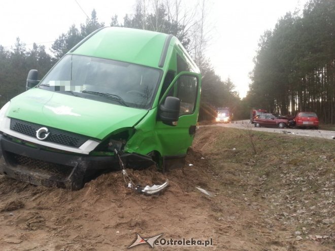 Wypadek autobusu w Łęgu Przedmiejskim: Ranna jedna osoba [31.03.2015] - zdjęcie #4 - eOstroleka.pl