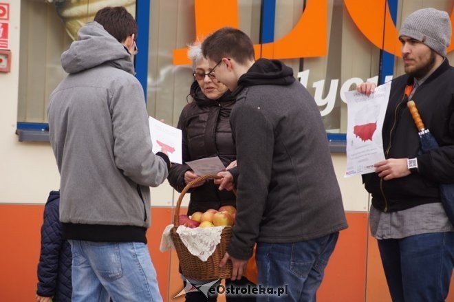 Kupuj polskie produkty - akcja Młodzieży Wszechpolskiej [03.04.2015] - zdjęcie #12 - eOstroleka.pl