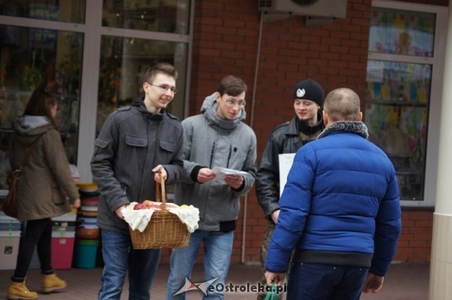 Kupuj polskie produkty - akcja Młodzieży Wszechpolskiej [03.04.2015] - zdjęcie #23 - eOstroleka.pl