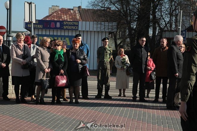 Ostrołęka: Miejskie obchody 5. rocznicy katastrofy smoleńskiej [10.04.2015] - zdjęcie #4 - eOstroleka.pl
