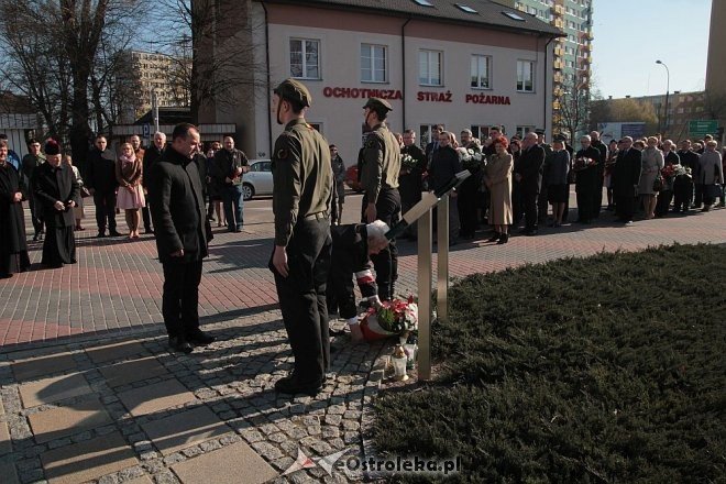 Ostrołęka: Miejskie obchody 5. rocznicy katastrofy smoleńskiej [10.04.2015] - zdjęcie #36 - eOstroleka.pl