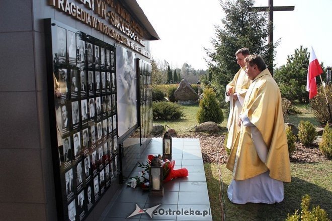 Obchody rocznicowe zbrodni katyńskiej i katastrofy w Smoleńsku [11.04.2015] - zdjęcie #13 - eOstroleka.pl
