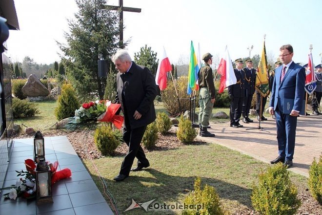 Obchody rocznicowe zbrodni katyńskiej i katastrofy w Smoleńsku [11.04.2015] - zdjęcie #17 - eOstroleka.pl