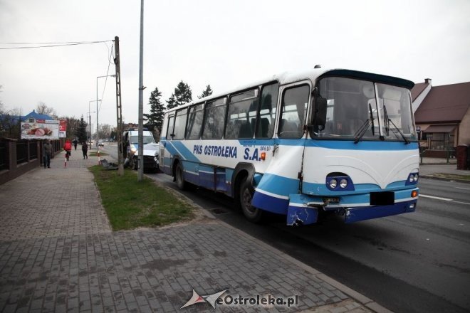 Ostrołęka: Zderzenie autobusu i osobówki na 11 Listopada [15.04.2015] - zdjęcie #1 - eOstroleka.pl