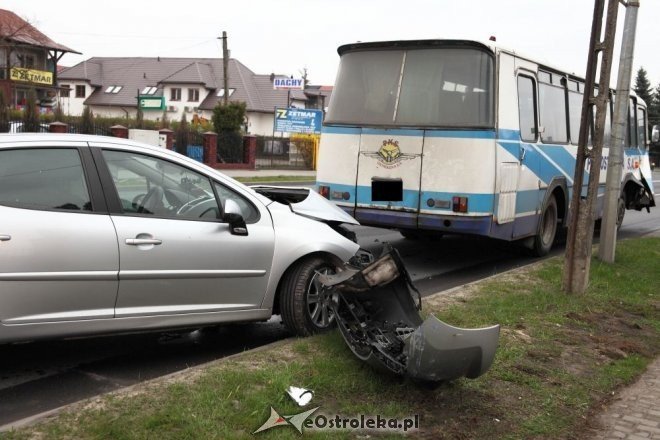 Ostrołęka: Zderzenie autobusu i osobówki na 11 Listopada [15.04.2015] - zdjęcie #2 - eOstroleka.pl