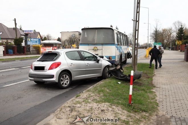 Ostrołęka: Zderzenie autobusu i osobówki na 11 Listopada [15.04.2015] - zdjęcie #6 - eOstroleka.pl