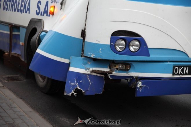 Ostrołęka: Zderzenie autobusu i osobówki na 11 Listopada [15.04.2015] - zdjęcie #9 - eOstroleka.pl