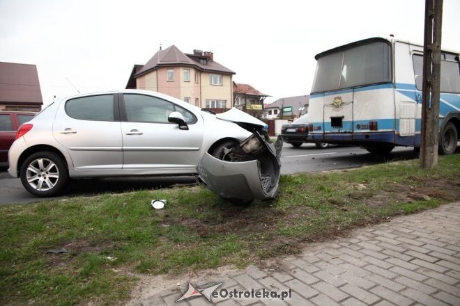 Ostrołęka: Zderzenie autobusu i osobówki na 11 Listopada [15.04.2015] - zdjęcie #12 - eOstroleka.pl