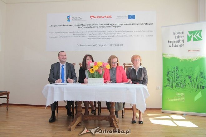 Umowa na dotację modernizacji Muzeum Kultury Kurpiowskiej w Ostrołęce podpisana [22.04.2015] - zdjęcie #5 - eOstroleka.pl
