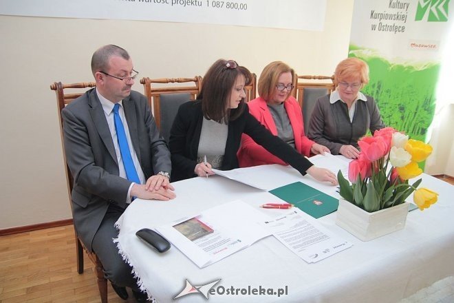 Umowa na dotację modernizacji Muzeum Kultury Kurpiowskiej w Ostrołęce podpisana [22.04.2015] - zdjęcie #11 - eOstroleka.pl