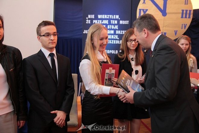 Zakończenie roku szkolnego klas maturalnych II LO w Ostrołęce [ZDJĘCIA] - zdjęcie #24 - eOstroleka.pl