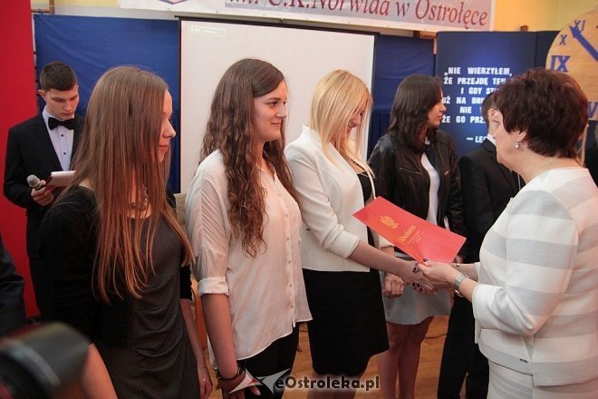 Zakończenie roku szkolnego klas maturalnych II LO w Ostrołęce [ZDJĘCIA] - zdjęcie #34 - eOstroleka.pl