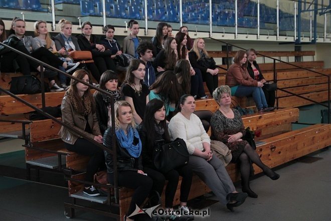 Zakończenie roku szkolnego klas maturalnych z ZSZ nr 4 w Ostrołęce [ZDJĘCIA] - zdjęcie #48 - eOstroleka.pl