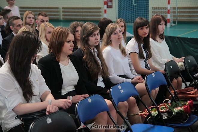 Zakończenie roku szkolnego klas maturalnych z ZSZ nr 4 w Ostrołęce [ZDJĘCIA] - zdjęcie #77 - eOstroleka.pl