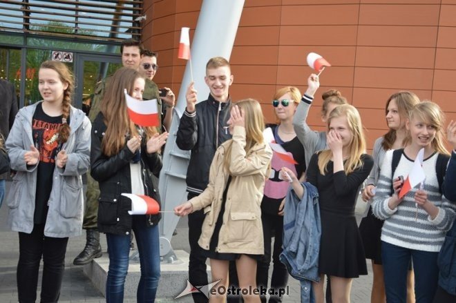 Flash Mob patriotyczny w Galerii Bursztynowej [30.04.2015] - zdjęcie #45 - eOstroleka.pl