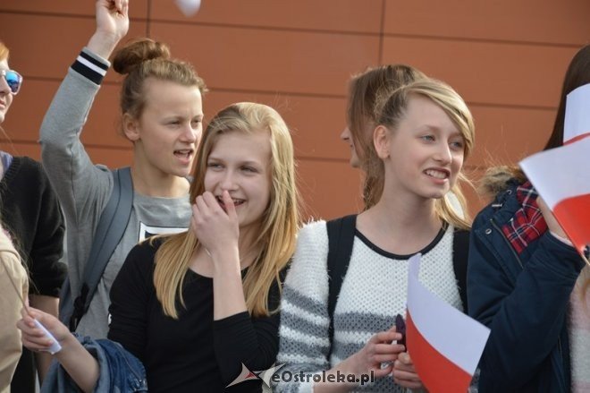 Flash Mob patriotyczny w Galerii Bursztynowej [30.04.2015] - zdjęcie #49 - eOstroleka.pl