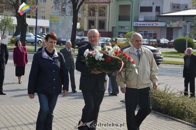 Politycy SLD złożyli kwiaty pod pomnikiem przy ul. Hallera [01.05.2015] - zdjęcie #12 - eOstroleka.pl