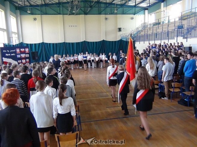 Dzień Flagi Państwowej i Święto Konstytucji w Szkole Podstawowej w Troszynie [03.05.2015] - zdjęcie #1 - eOstroleka.pl