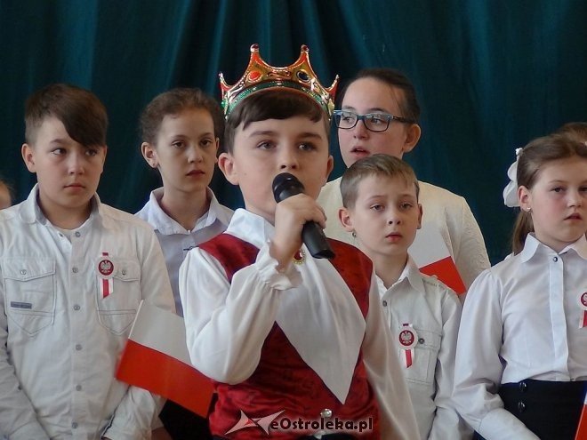 Dzień Flagi Państwowej i Święto Konstytucji w Szkole Podstawowej w Troszynie [03.05.2015] - zdjęcie #18 - eOstroleka.pl