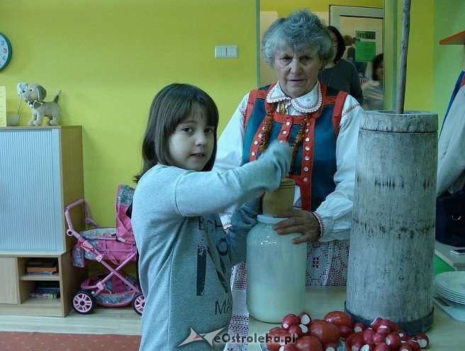 Uczniowie „szóstki” wiedzą jak powstaje i smakuje tradycyjne kurpiowskie masło [05.05.2015] - zdjęcie #1 - eOstroleka.pl
