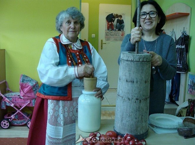 Uczniowie „szóstki” wiedzą jak powstaje i smakuje tradycyjne kurpiowskie masło [05.05.2015] - zdjęcie #2 - eOstroleka.pl