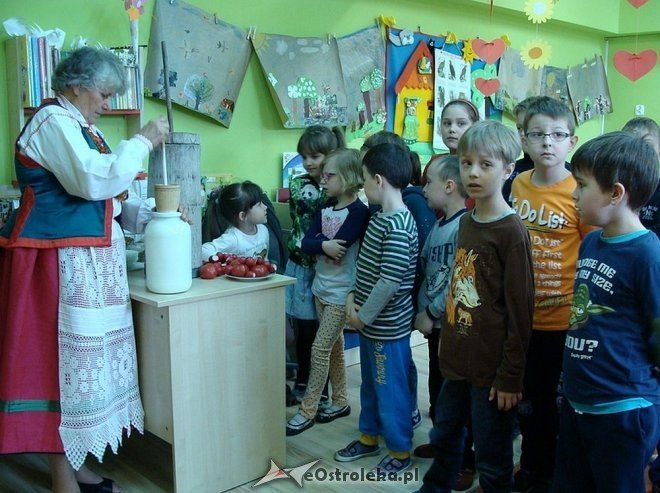 Uczniowie „szóstki” wiedzą jak powstaje i smakuje tradycyjne kurpiowskie masło [05.05.2015] - zdjęcie #3 - eOstroleka.pl