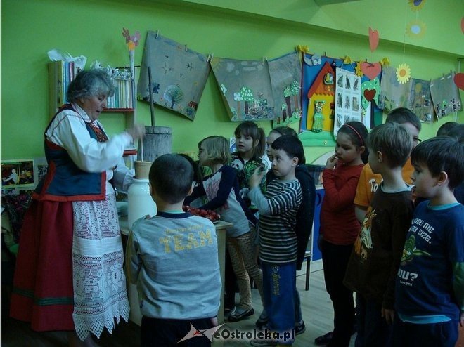 Uczniowie „szóstki” wiedzą jak powstaje i smakuje tradycyjne kurpiowskie masło [05.05.2015] - zdjęcie #4 - eOstroleka.pl