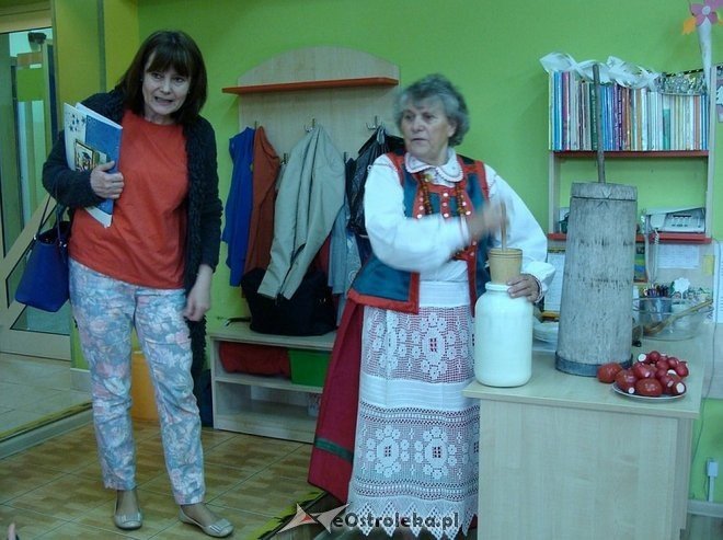 Uczniowie „szóstki” wiedzą jak powstaje i smakuje tradycyjne kurpiowskie masło [05.05.2015] - zdjęcie #5 - eOstroleka.pl