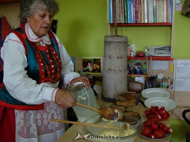 Uczniowie „szóstki” wiedzą jak powstaje i smakuje tradycyjne kurpiowskie masło [05.05.2015] - zdjęcie #6 - eOstroleka.pl