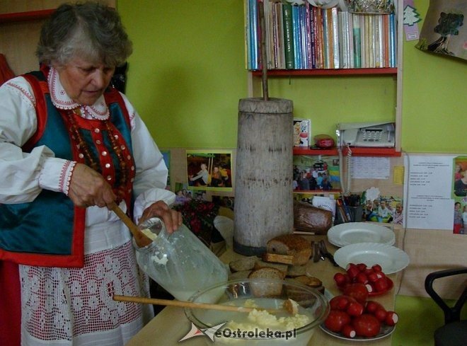 Uczniowie „szóstki” wiedzą jak powstaje i smakuje tradycyjne kurpiowskie masło [05.05.2015] - zdjęcie #7 - eOstroleka.pl