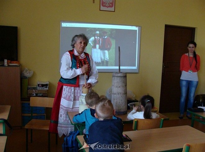 Uczniowie „szóstki” wiedzą jak powstaje i smakuje tradycyjne kurpiowskie masło [05.05.2015] - zdjęcie #8 - eOstroleka.pl