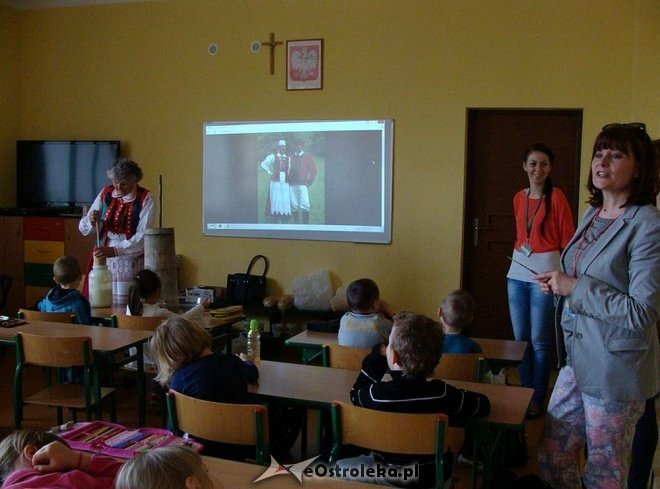 Uczniowie „szóstki” wiedzą jak powstaje i smakuje tradycyjne kurpiowskie masło [05.05.2015] - zdjęcie #9 - eOstroleka.pl