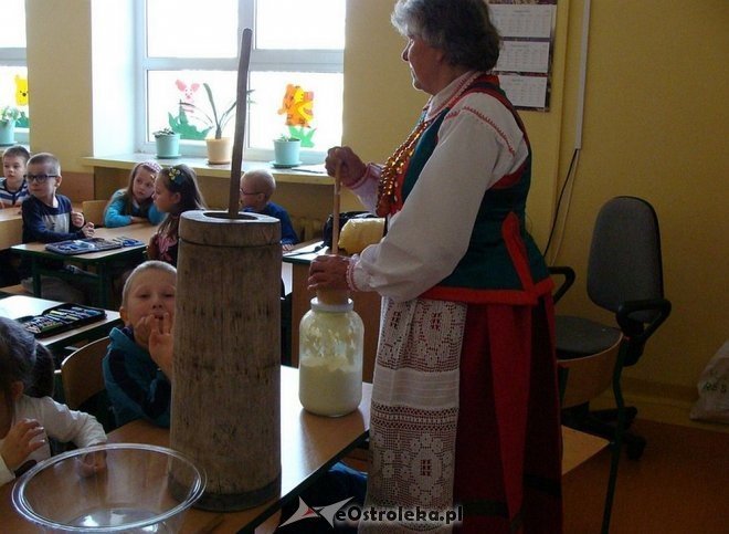 Uczniowie „szóstki” wiedzą jak powstaje i smakuje tradycyjne kurpiowskie masło [05.05.2015] - zdjęcie #10 - eOstroleka.pl