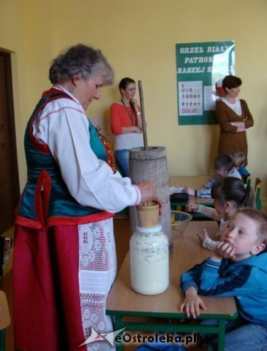 Uczniowie „szóstki” wiedzą jak powstaje i smakuje tradycyjne kurpiowskie masło [05.05.2015] - zdjęcie #11 - eOstroleka.pl