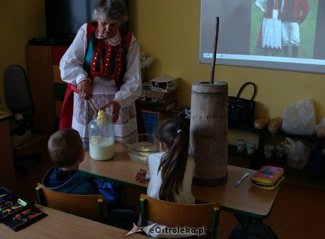 Uczniowie „szóstki” wiedzą jak powstaje i smakuje tradycyjne kurpiowskie masło [05.05.2015] - zdjęcie #12 - eOstroleka.pl