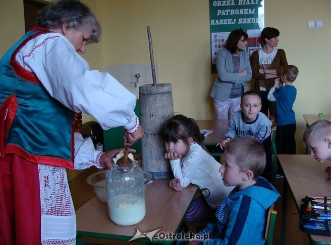 Uczniowie „szóstki” wiedzą jak powstaje i smakuje tradycyjne kurpiowskie masło [05.05.2015] - zdjęcie #13 - eOstroleka.pl