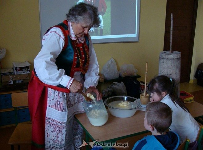 Uczniowie „szóstki” wiedzą jak powstaje i smakuje tradycyjne kurpiowskie masło [05.05.2015] - zdjęcie #14 - eOstroleka.pl