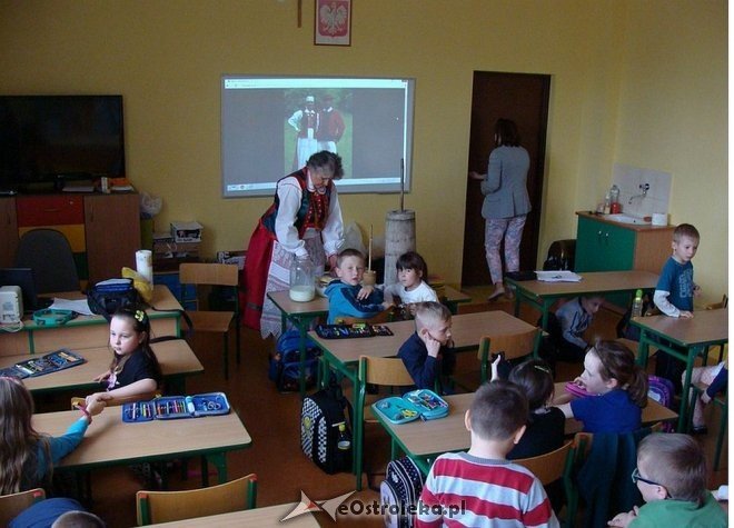 Uczniowie „szóstki” wiedzą jak powstaje i smakuje tradycyjne kurpiowskie masło [05.05.2015] - zdjęcie #15 - eOstroleka.pl